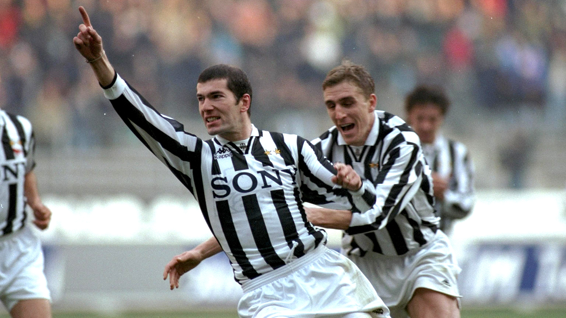 La corsa al titolo è serrata, ma la Juve non sbaglia. Trascinata da Zidane, Deschamps, Vieri e Del Piero, la squadra bianconera domina la Serie A e conquista il 24° scudetto, con la solita fame, concretezza e stile inconfondibile.